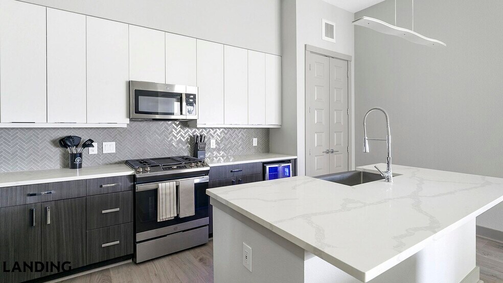 Building Photo - 401 W 25th St