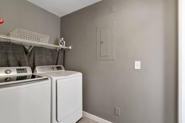 Building Photo - 3296 S Grape St