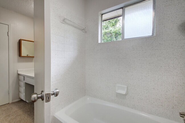 Building Photo - Two stories 3 Bedrooms & 3 Bathrooms Home for Rent in Desirable Anderson Mill NW of Austin
