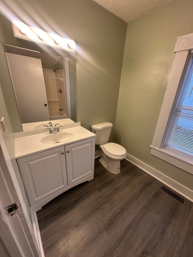 Building Photo - 3 Bedroom, Main Level Primary Bedroom