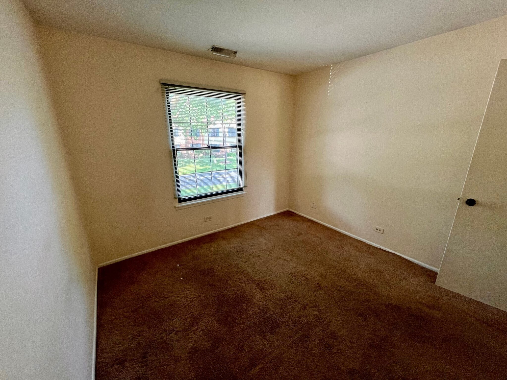 Building Photo - 1054 Deerpath Ct