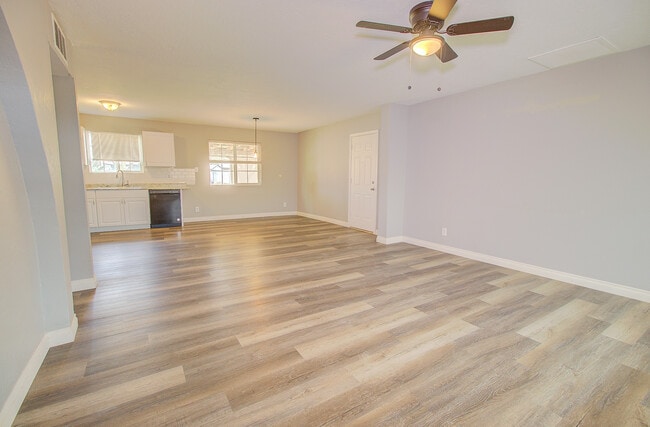 Building Photo - 334 W Harding Ave