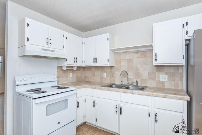 Building Photo - 605 S El Prado Rd