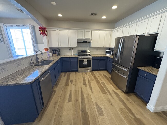 Building Photo - 1180 E Saddleback Pl