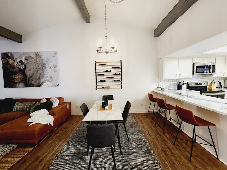 Building Photo - 155 S Canyon Diablo Rd
