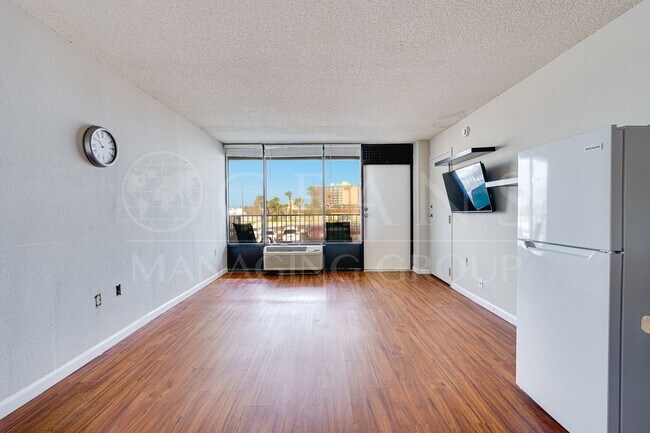 Building Photo - Beachfront Unit in Daytona Beach Shores