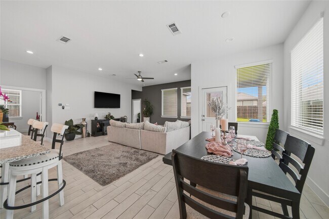 Building Photo - 4512 Bartagrass Dr