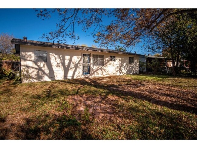 Building Photo - Nice and Convenient Home