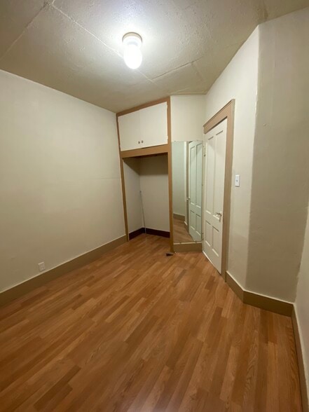 Building Photo - 527 Champlain St
