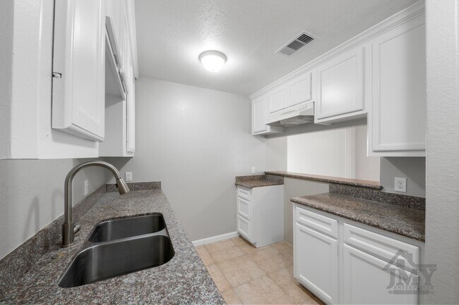 Building Photo - Duplex For Lease