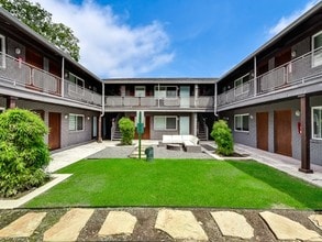 Building Photo - Links on Gaston