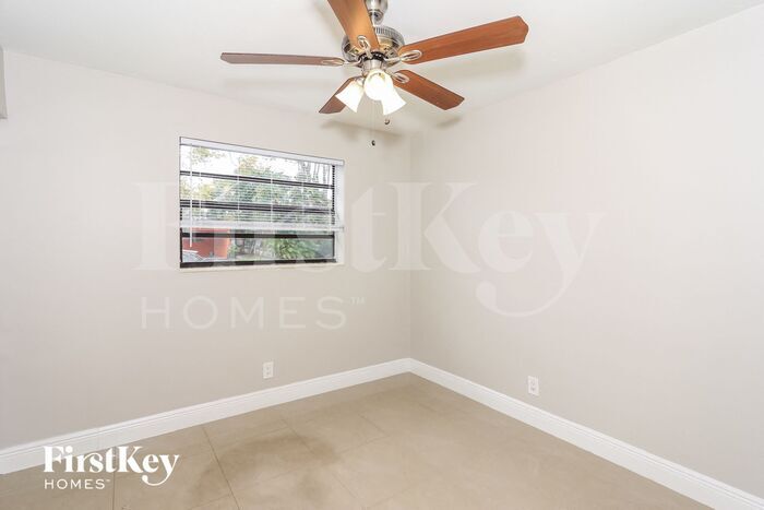 Building Photo - 1061 SW 31st St