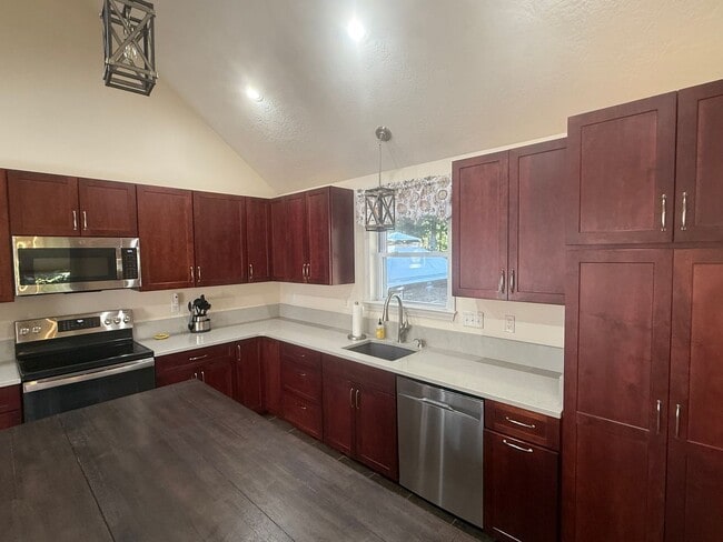 Building Photo - Spacious & Comfortable 4 Bedroom House - C...