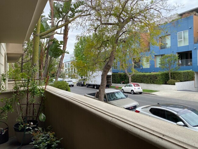 Building Photo - 850 N Croft Ave