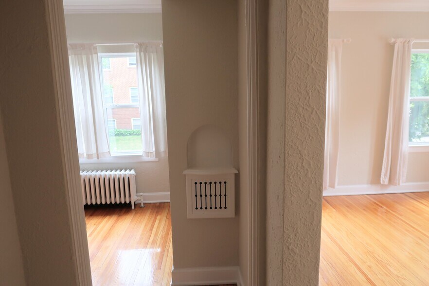 Entryway. Kitchen and TV nook to right. Living room/bedroom to right - 3252 Fremont Ave S