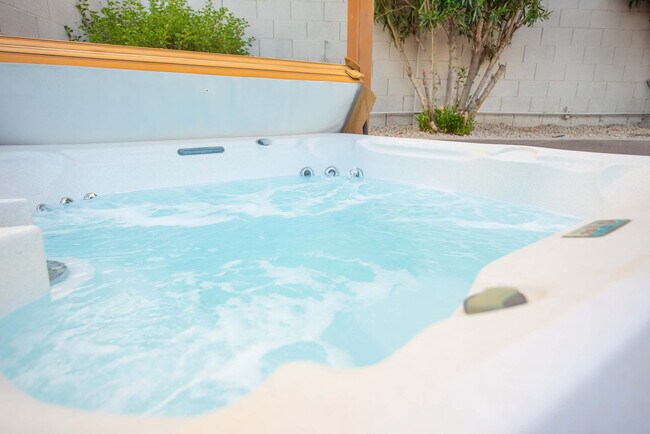 Building Photo - 5924 E Woodridge Dr