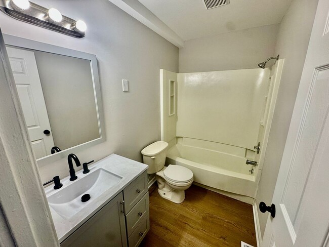 Building Photo - Chic 2-Bedroom Condo: Your Ideal Home in N...