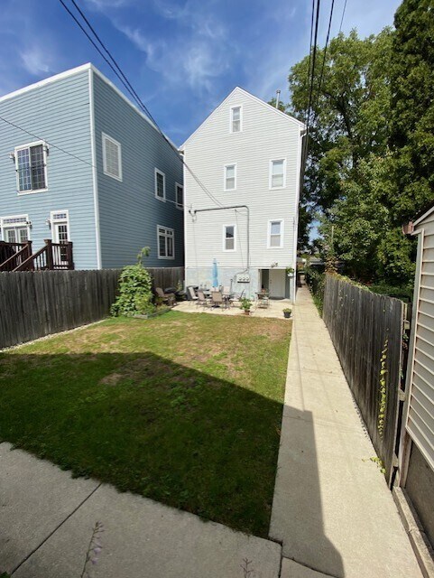 Building Photo - 2229 W Wellington Ave