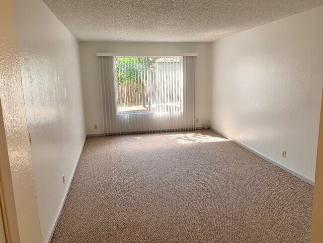 Building Photo - 805 Avon Ct