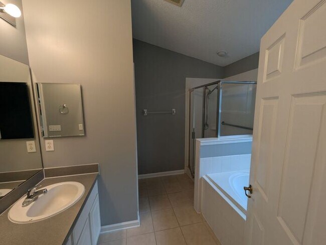 Building Photo - 712 N Edenbridge Way