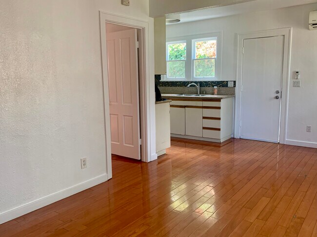 Living room / kitchen - 2499 Silver Ridge Ave