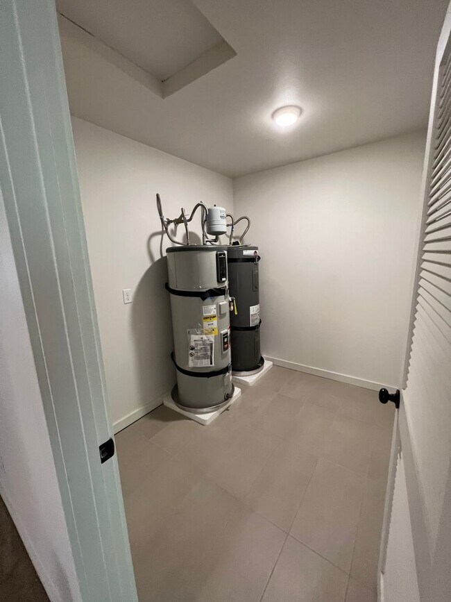 Building Photo - 4.5 Bathrooms ! 4 large bedrooms! Close to CWU