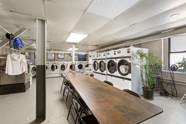 Building Photo - 1000 Hudson St