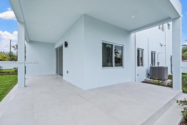 Building Photo - 320 Florida Blvd