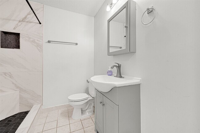 Building Photo - 710 Woodhue St