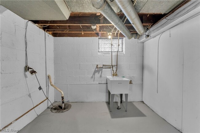 Building Photo - 21206 Hillgrove Ave