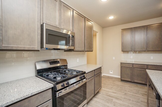 Building Photo - 5463 Grand View Dr