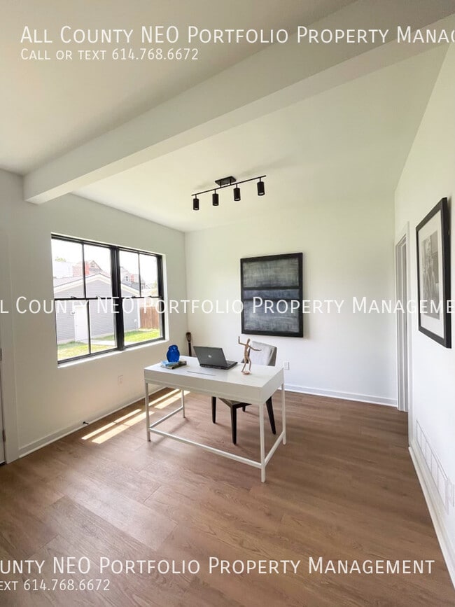 Building Photo - 1053 Oak St