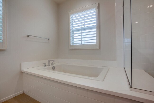 Building Photo - 5 Bedroom Home in Rancho Tesoro!