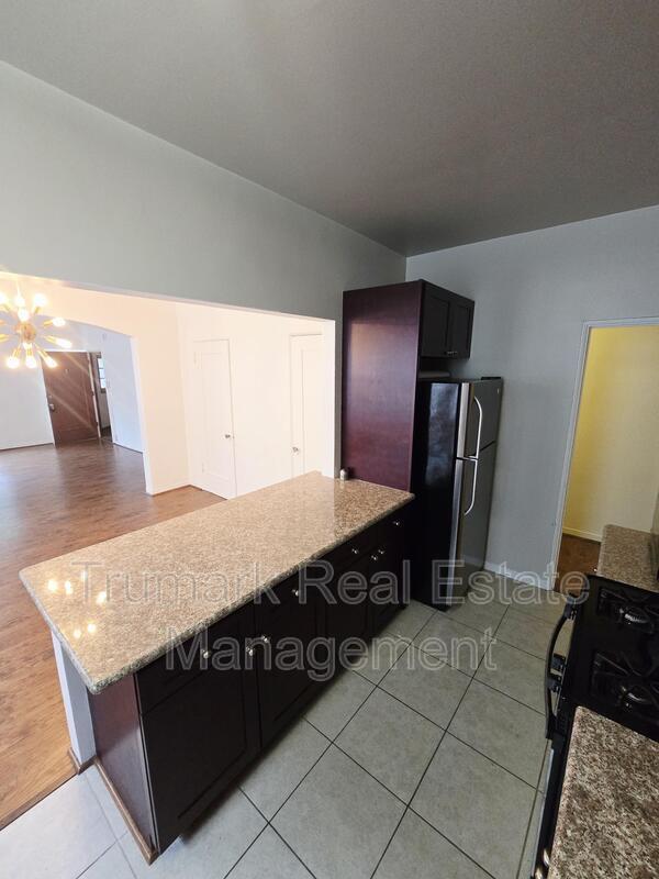 Building Photo - 4315 Avocado St