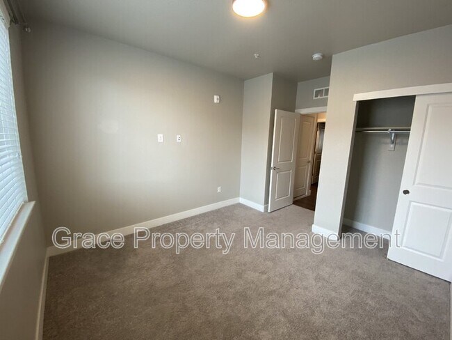 Building Photo - 981 S Sable Blvd
