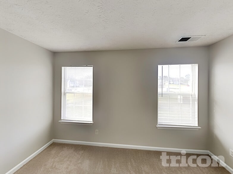 Building Photo - 936 Edgewood Ln