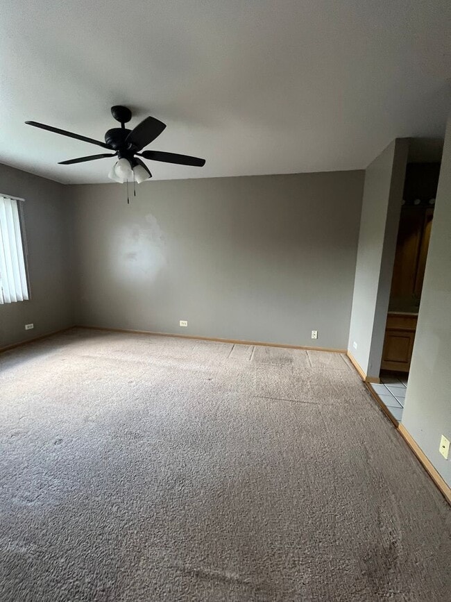 Building Photo - Runaway bay Condo Apartment
