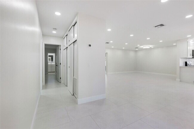 Building Photo - 4820 Tyler St