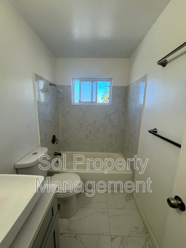 Building Photo - 1053 W Hamilton Ave