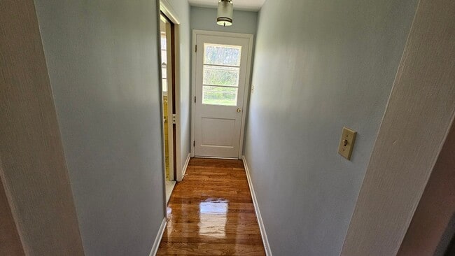 Building Photo - 4 Bedroom Single Family Home