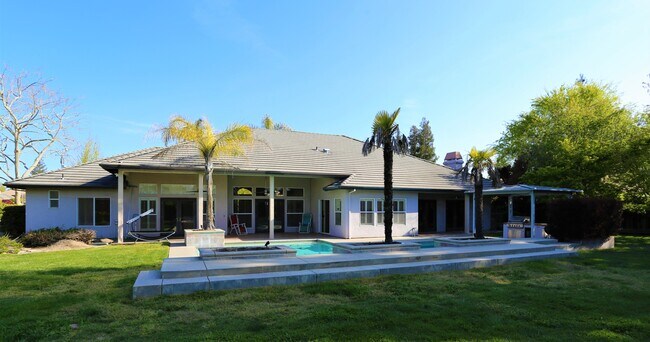 Building Photo - 320 Hartley Dr