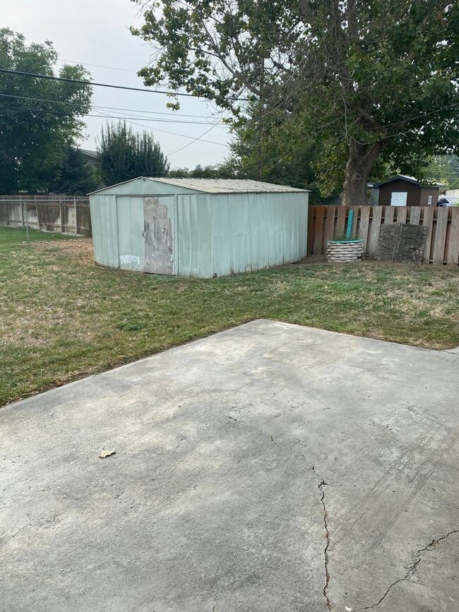 Building Photo - Recently Updated Home Near High School