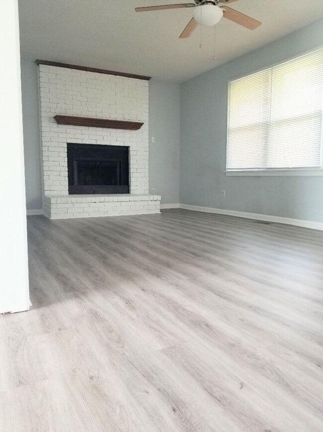 Building Photo - 112 Kelly Ct