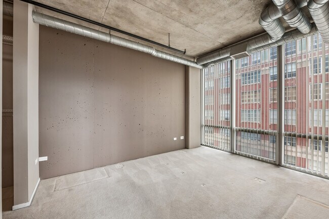 Building Photo - 700 W Van Buren St