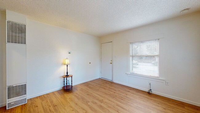 Building Photo - Charming Two Bedroom In the Heart of Downtown Kent !
