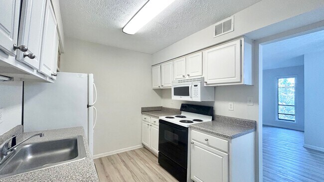 Building Photo - North Atlanta 1 Bed-1 Bath Condo, LVP Hard...