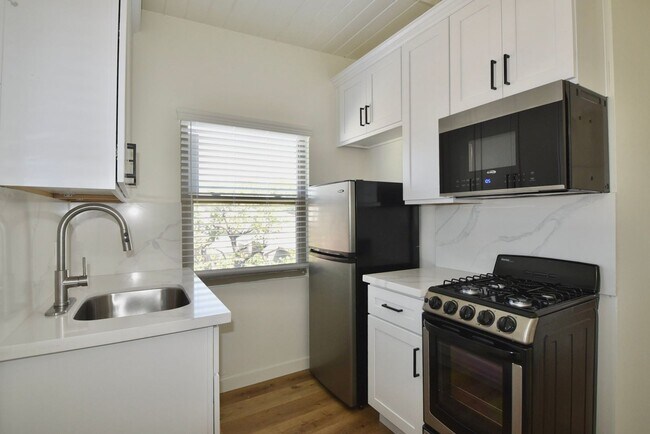 Building Photo - 605-609