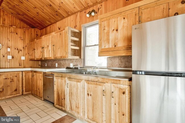 Building Photo - 6561 Shady Side Rd