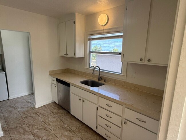 Building Photo - 143 Ladera Dr