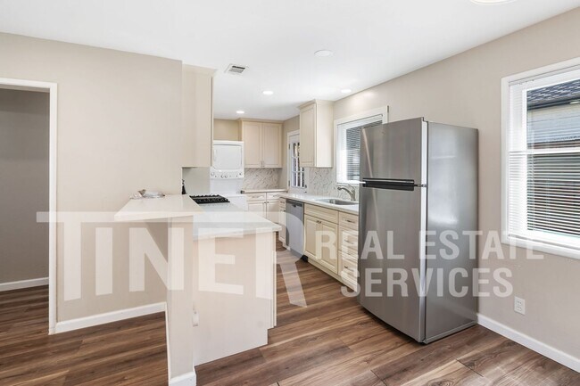 Building Photo - Tahoe Park 2 Bedroom Duplex
